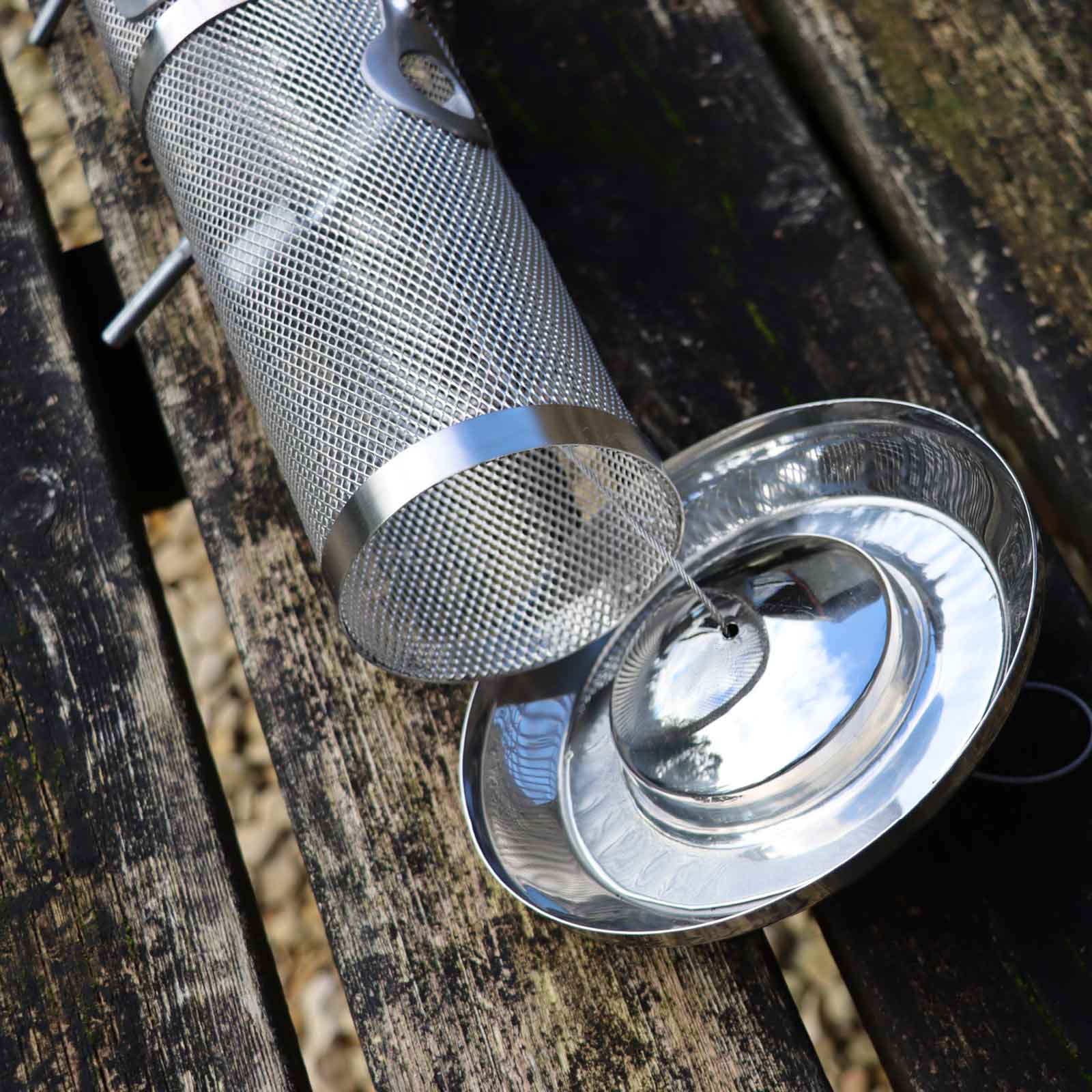 Vogelfutterspender aus Edelstahl