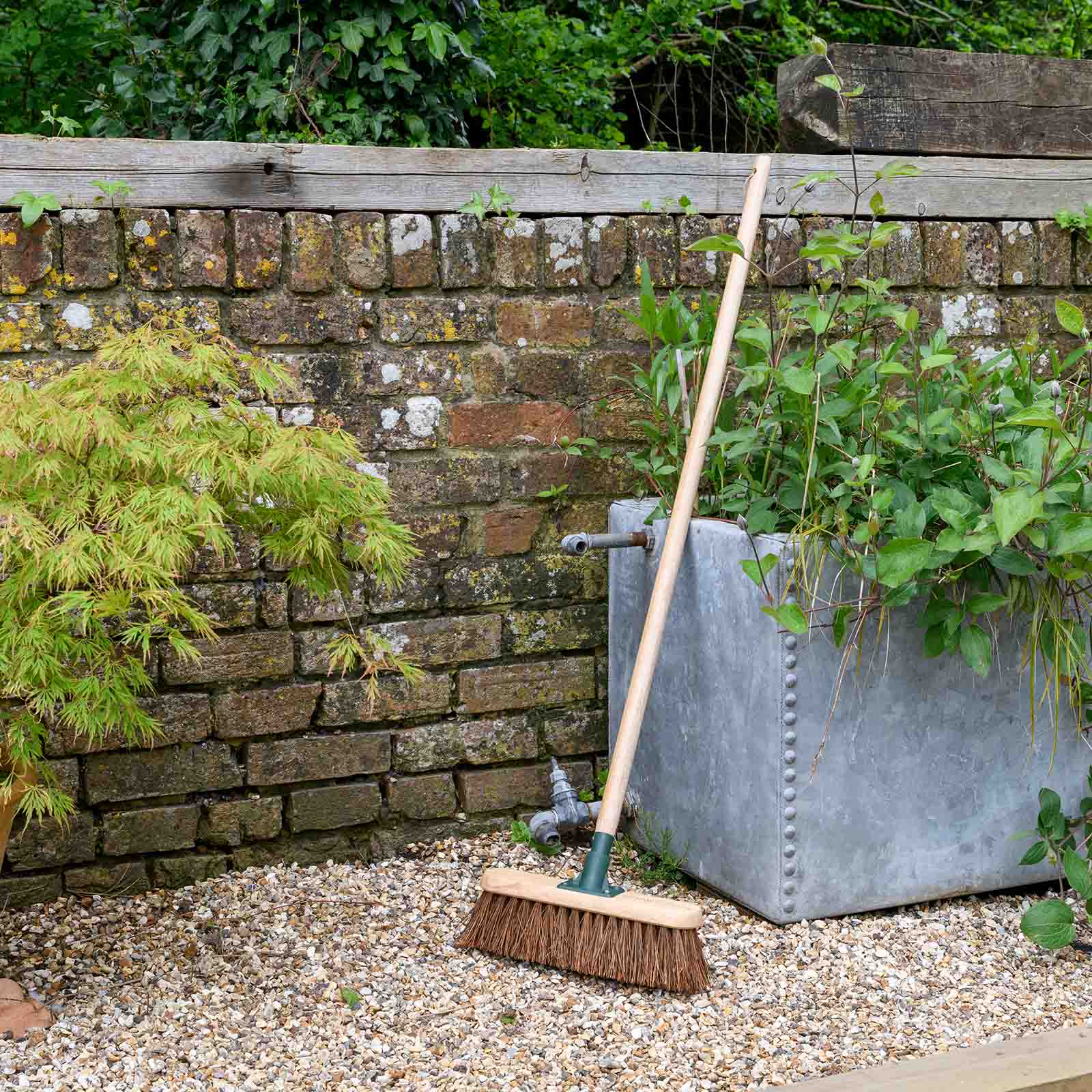 Besen für Garten und Terrasse mit Bassine-Borsten - 30,5 cm