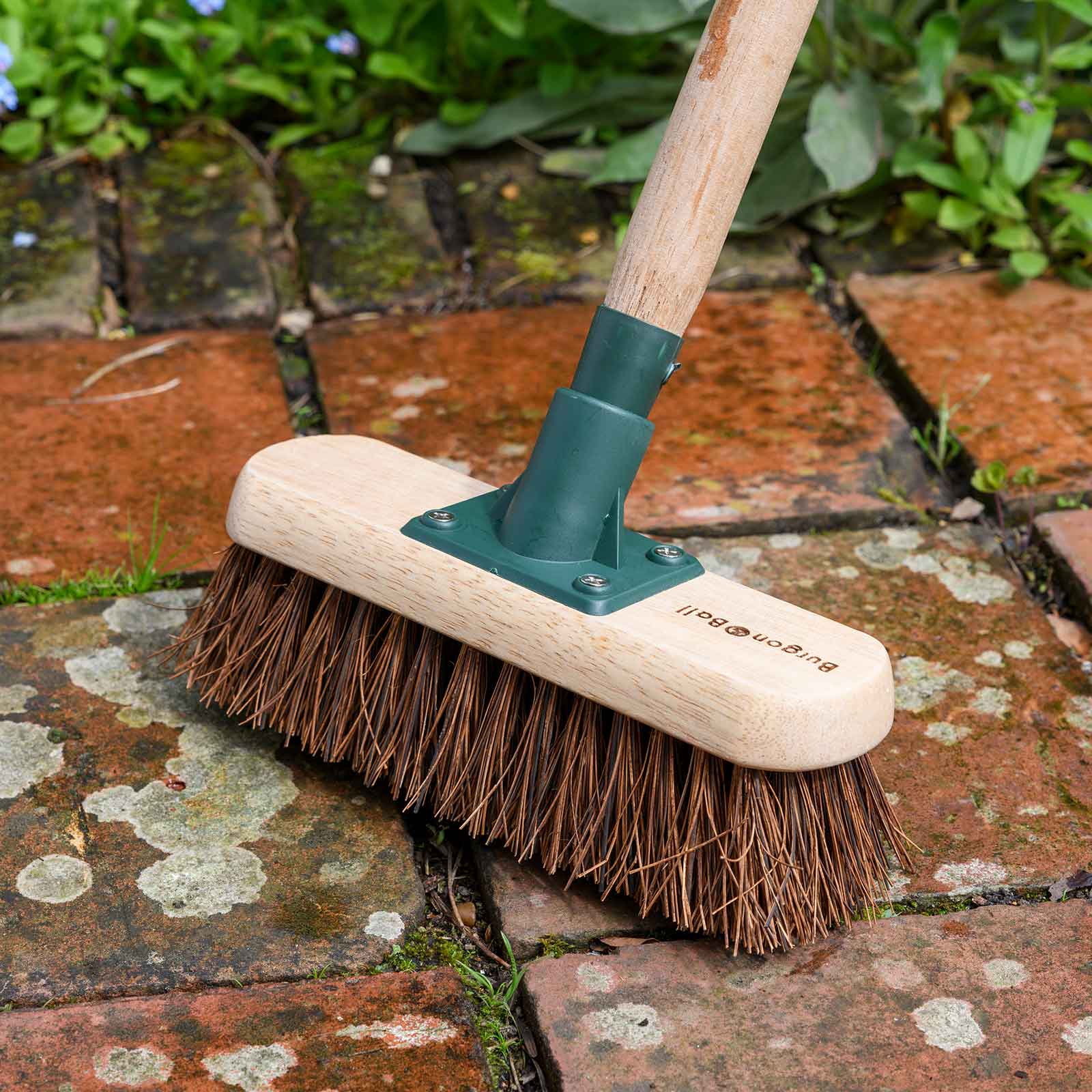 Garten- und Terrassen-Scheuerbürste mit Bassine-Borsten