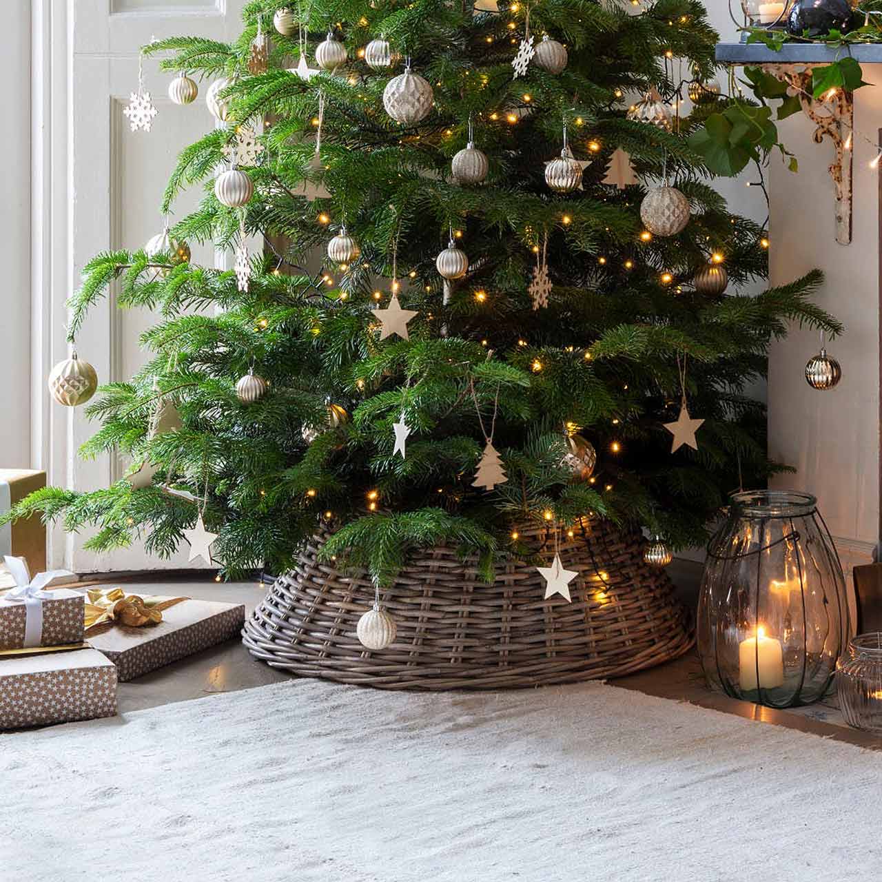 Verkleidung für Christbaumständer aus Rattan