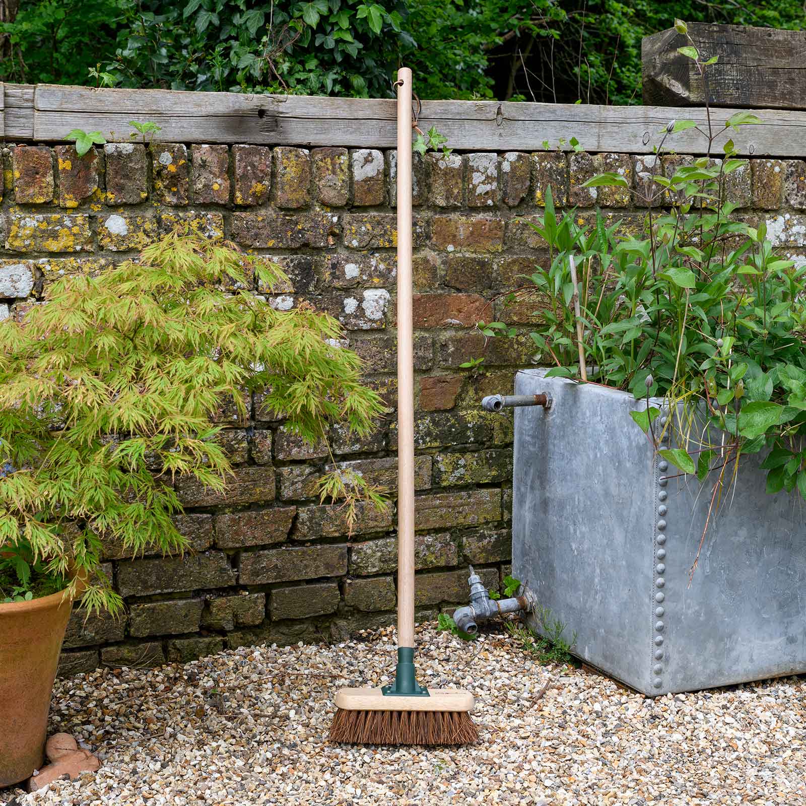 Garten- und Terrassen-Scheuerbürste mit Bassine-Borsten
