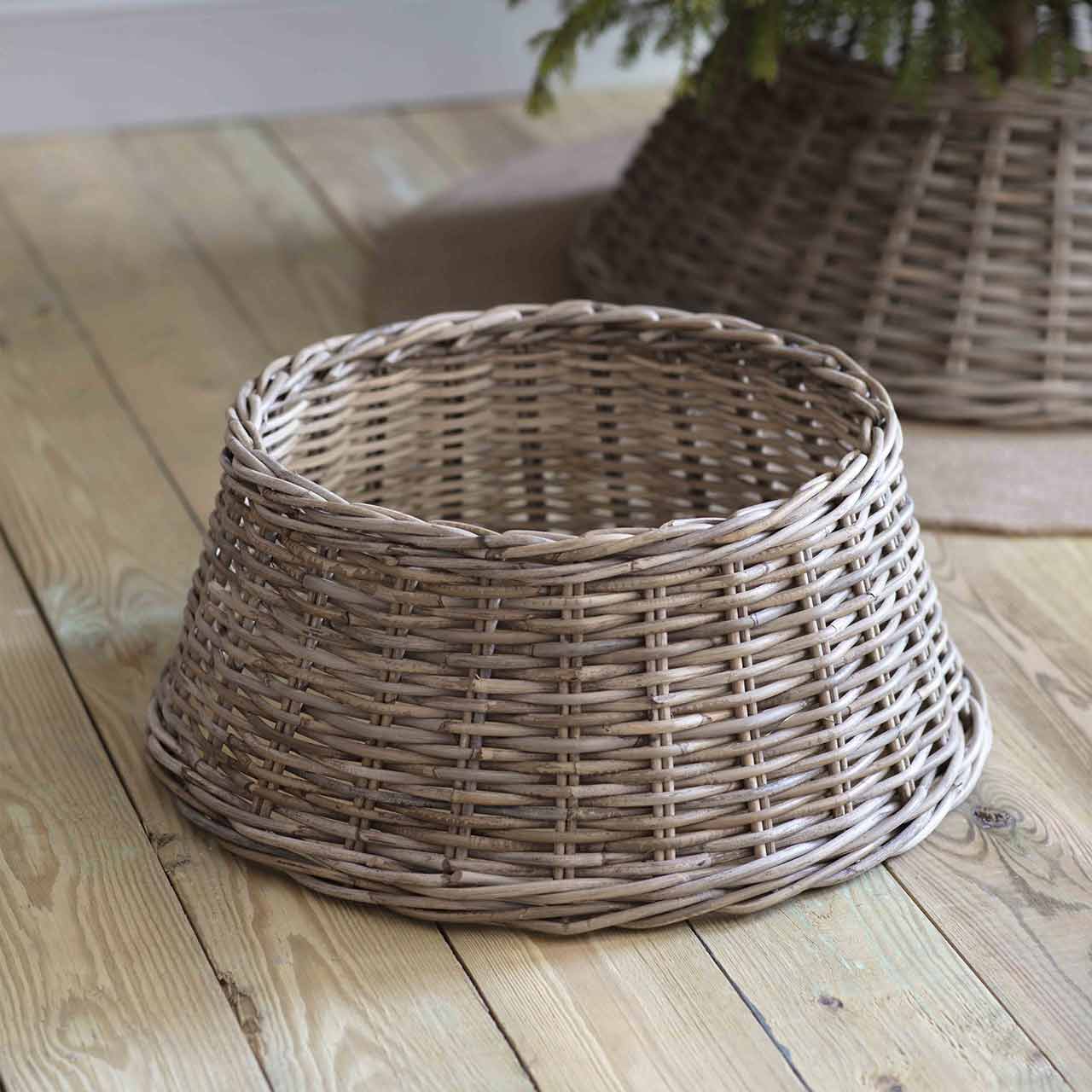 Verkleidung für Christbaumständer aus Rattan