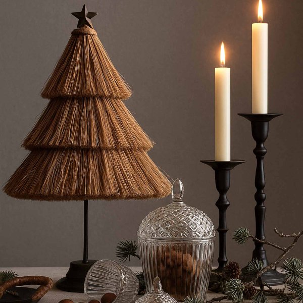 Weihnachtsbäumchen aus Eisen und Stroh